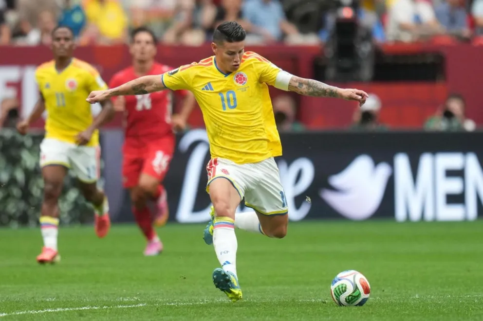 El mediocampista James Rodríguez, jugador de Colombia, saca un remate en el partido contra Suiza. Foto: EFE