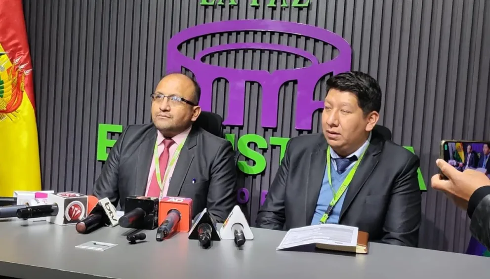 Los fiscales Ariel Hinojosa y Cristian Ventura, en conferencia de prensa. Foto: APG