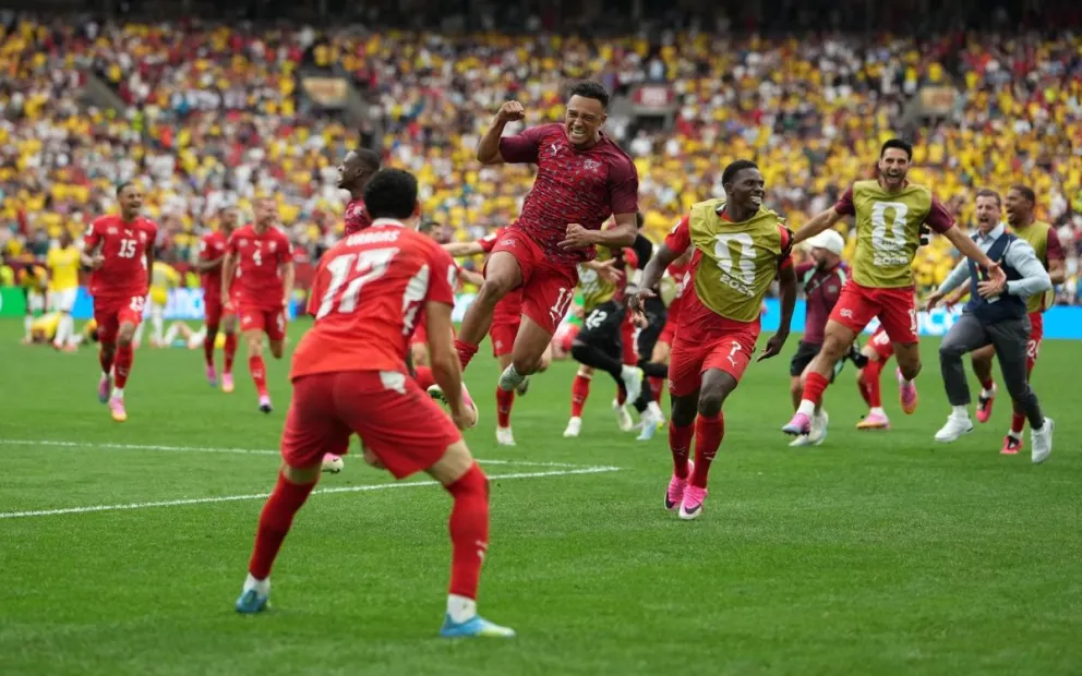 El suizo Ruben Vargas (centro) celebra después de marcar el penal decisivo frente a Colombia. Foto: EFE