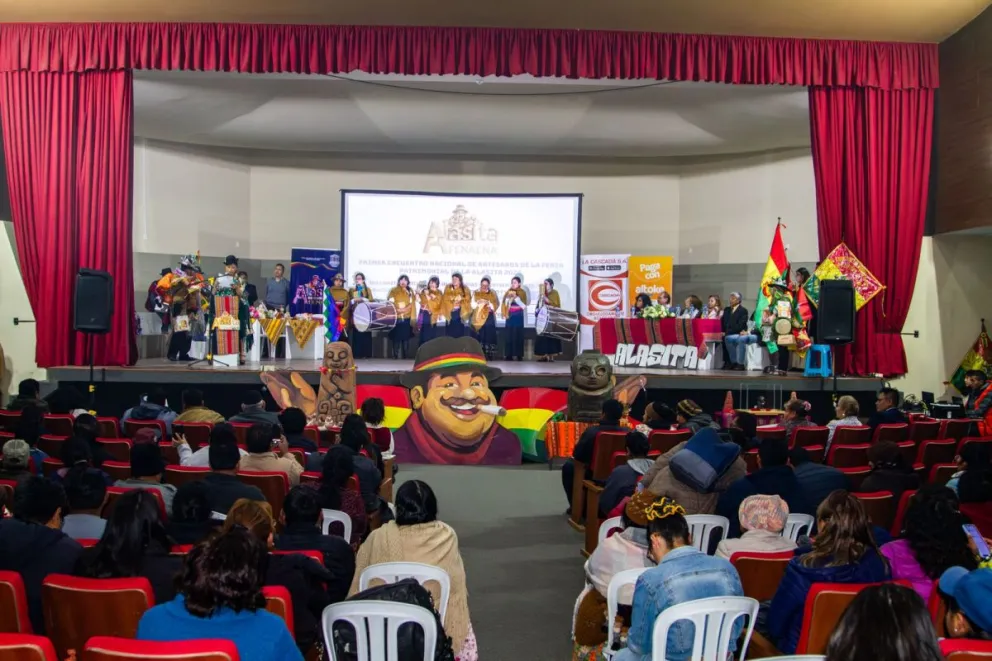 Los participantes del Primer Encuentro Nacional de Artesanos de la Feria Patrimonial de la Alasita 2026. Foto: Viceministerio de Culturas