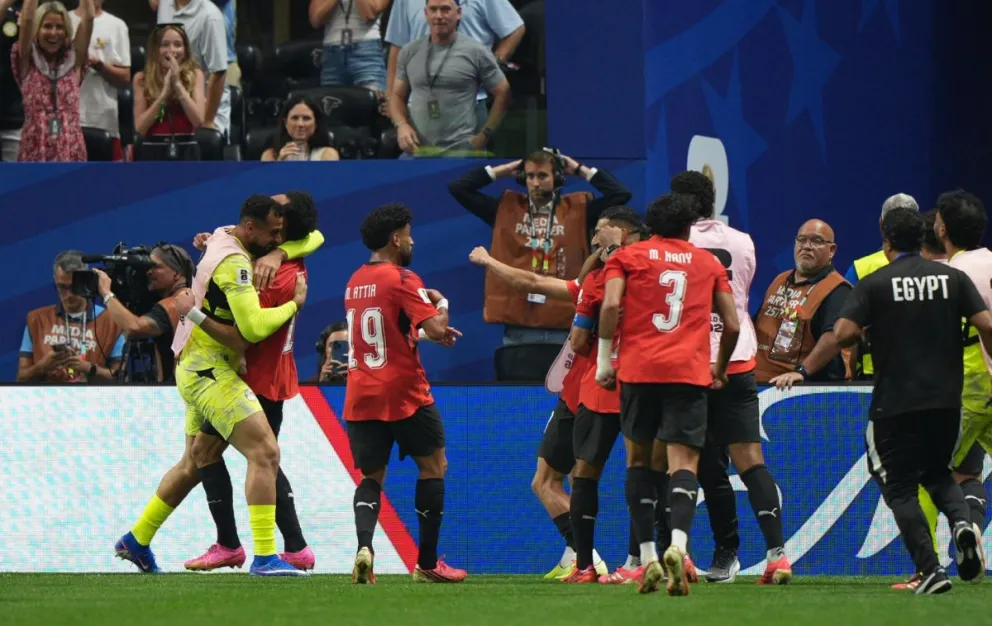 Jugadores de Egipto celebran el segundo gol en el partido frente a Argentina. Foto: EFE
