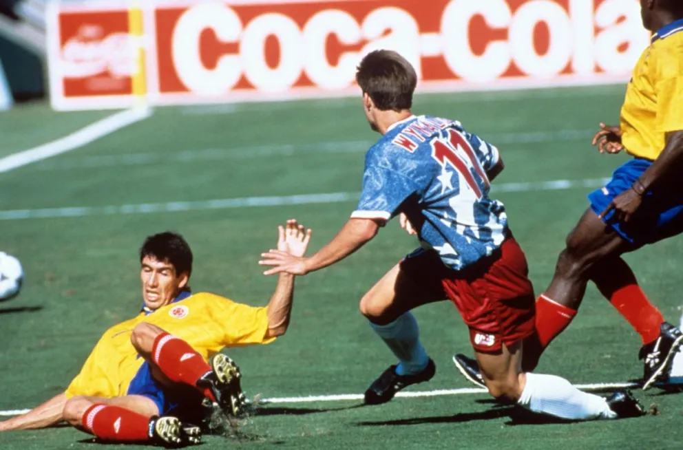 Fotografía de archivo del 22 de junio de 1994. Andrés Escobar intenta despejar el balón ante la presencia de un delantero de Estados Unidos. Foto: EFE