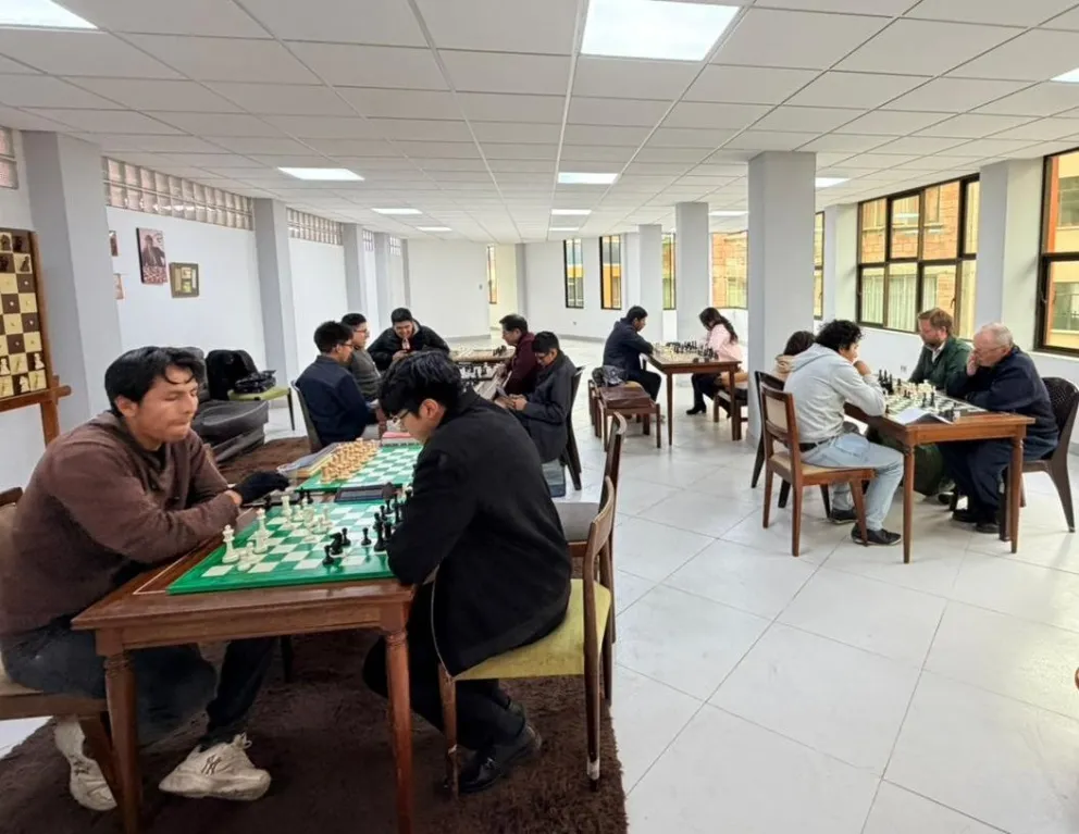 Varios ajedrecistas en la sucursal de San Pedro. Foto: Club Blitz.