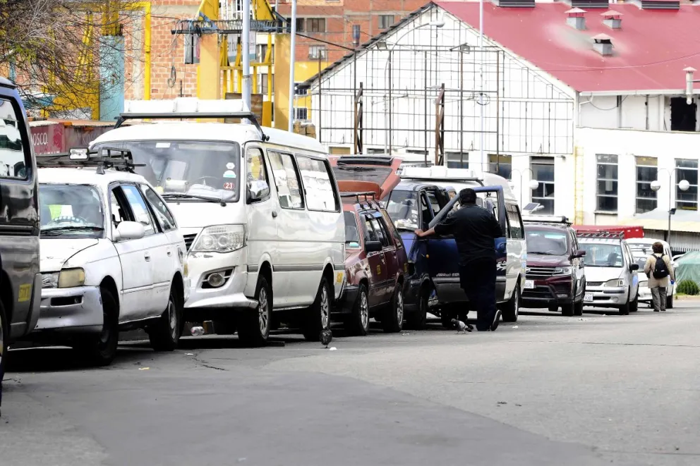 Vehículos hacen fila, en una imagen referencial del 25 de mayo. Foto: APG 