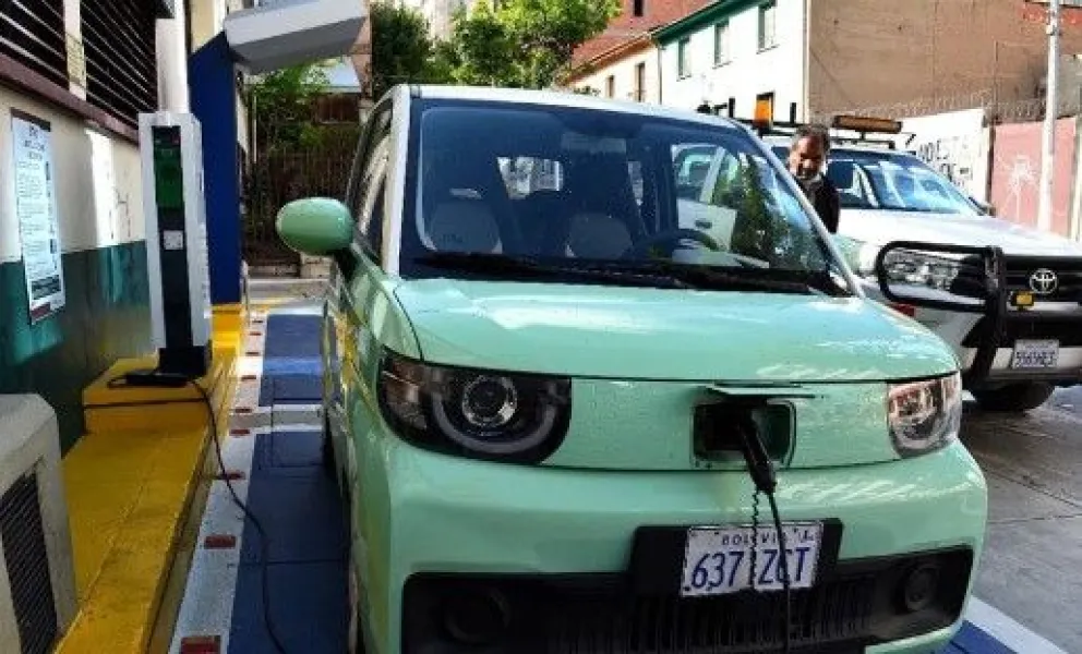 Un auto eléctrico en el punto de recarga de Miraflores, en la ciudad de La Paz. Foto: Archivo Visión 360