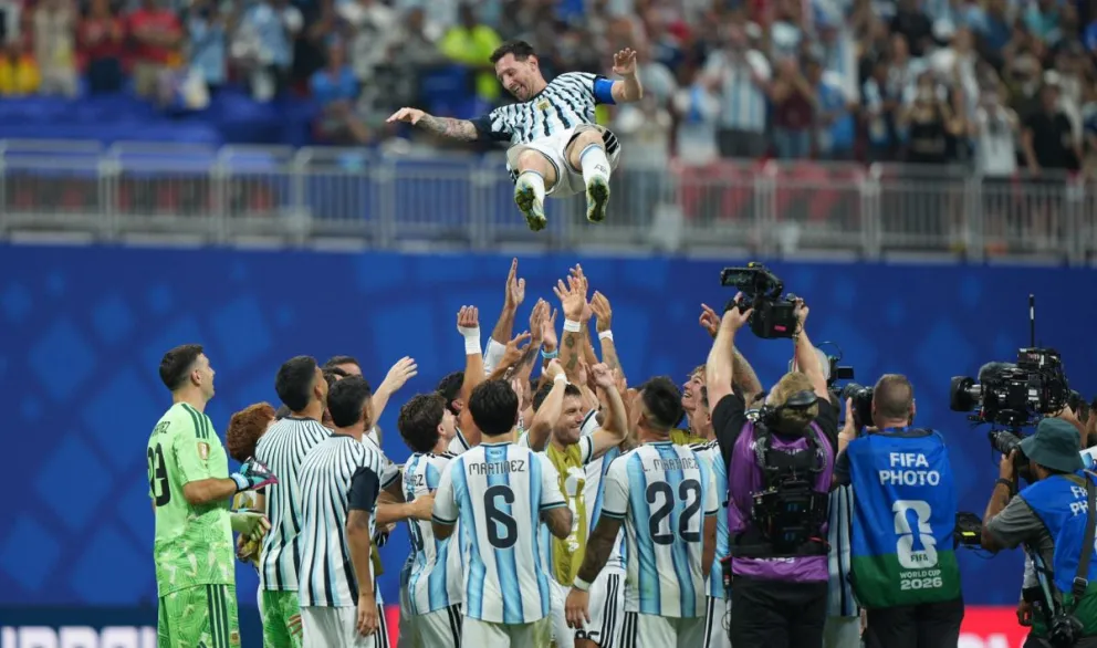 Lionel Messi es manteado por sus compañeros después de la victoria de Argentina ante Ecuador. Foto: EFE