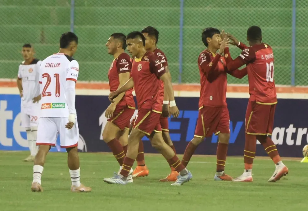 Los jugadores de Totora Real Oruro festejan el primer gol a FC Universitario. Foto: APG
