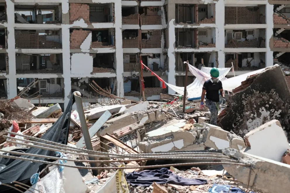 Un voluntario trabaja en la remoción de escombros del doble terremoto de magnitud 7,2 y 7,5 ocurrido el pasado 24 de Junio, este martes en La Guaira (Venezuela). Foto: EFE