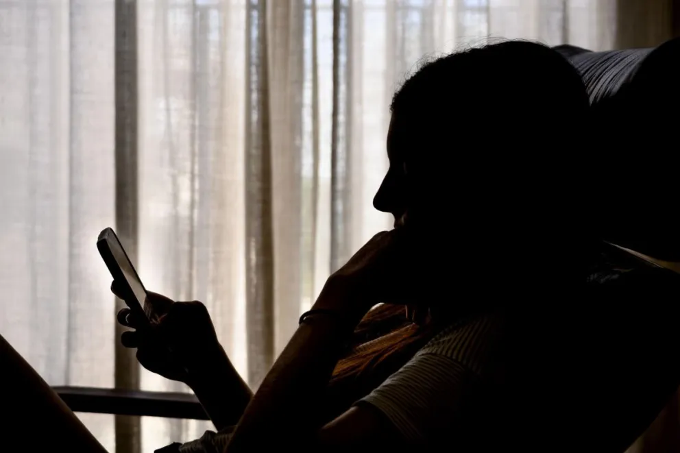 Una adolescente consulta una red social en su móvil en una imagen de archivo. Foto: EFE