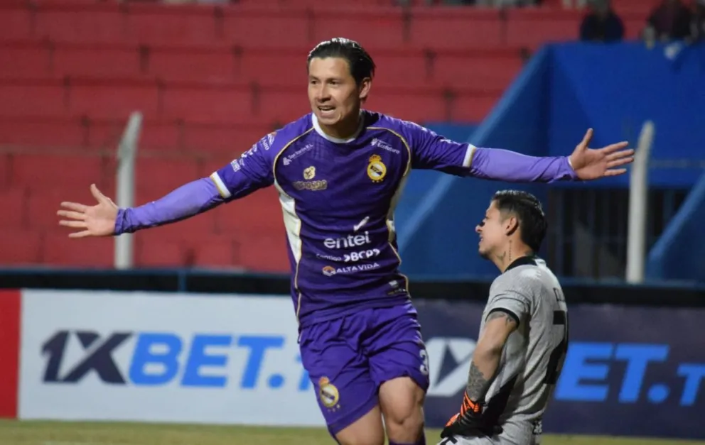 José Alipaz celebra el segundo gol de Real Potosí ante ABB. Foto: Agencika Marka Registrada