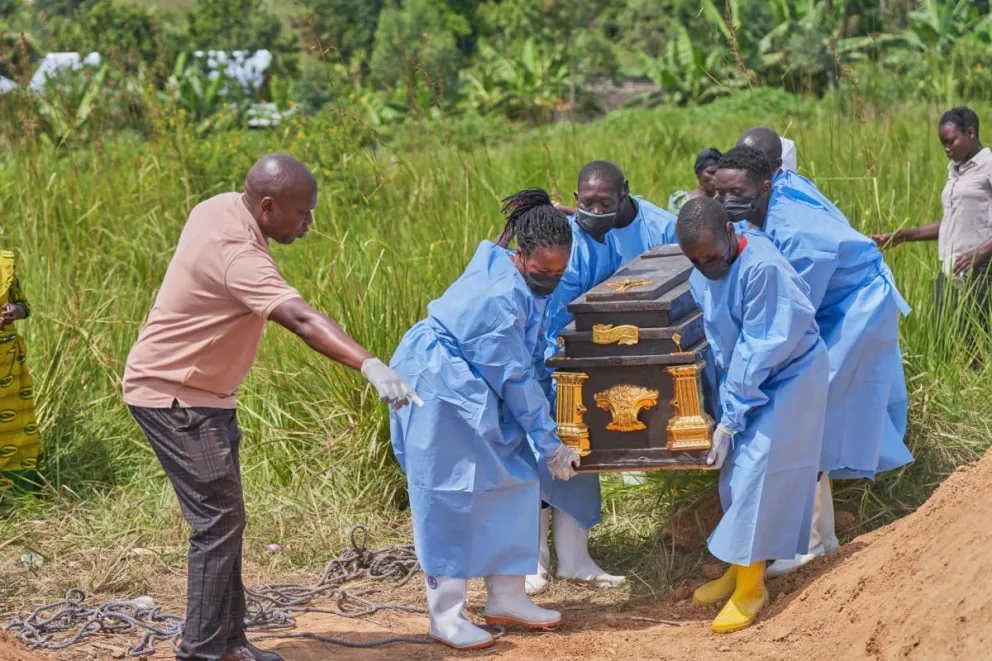 El ataúd de una víctima del ébola es llevado a un cementerio en Rwanpara, Ituri, República Democrática del Congo, en una imagen de archivo. Foto: EFE