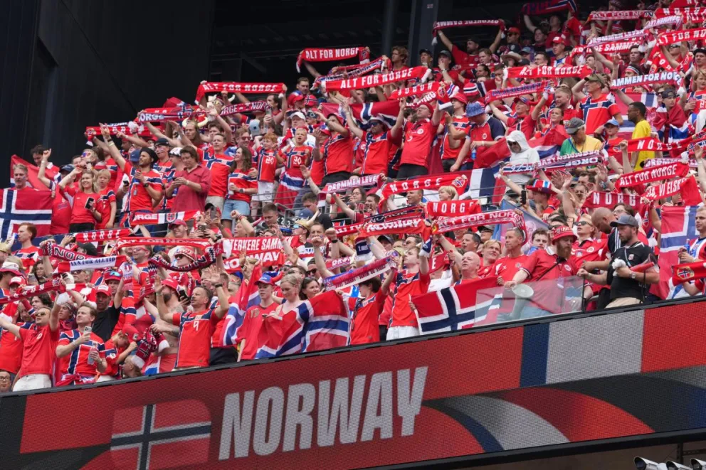 Aficionados noruegos durante un encuentro de su selección. Foto: EFE.