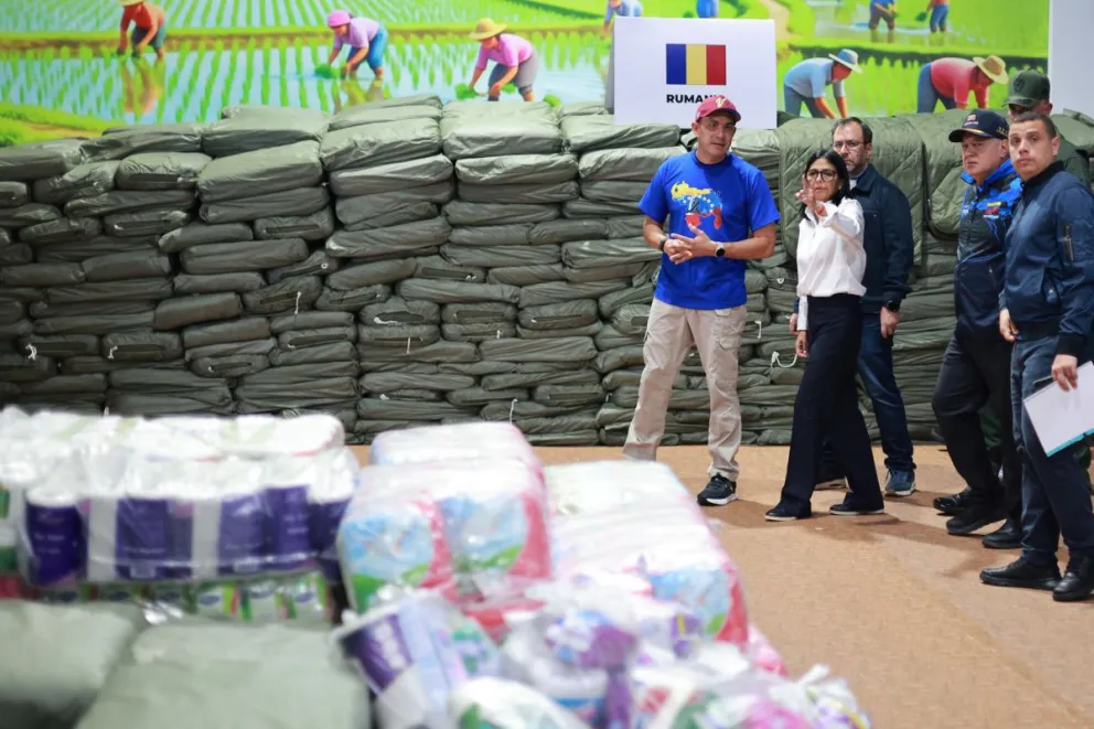 La presidenta encargada de Venezuela, Delcy Rodríguez (5-d), durante una visita a un centro de acopio de ayuda humanitaria para los afectados por los terremotos del pasado 24 de junio, en Caracas (Venezuela). Foto: EFE