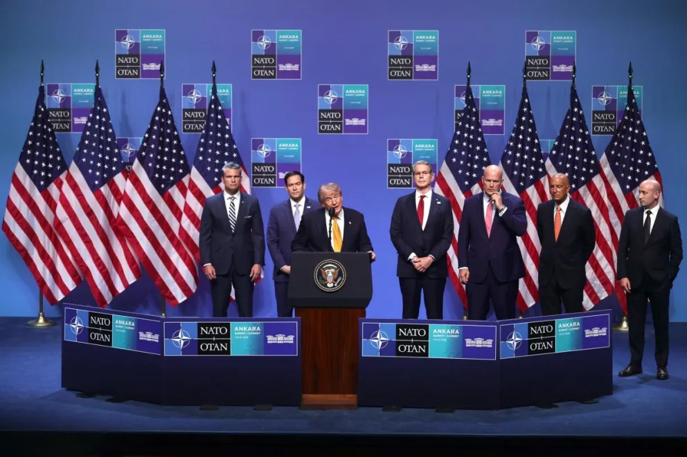 El presidente de Estados Unidos, Donald Trump (c), fue captado este 8 de julio, durante una rueda de prensa, posterior a la cumbre de la OTAN, en Ankara (Turquía). Foto: EFE/Necati Savas
