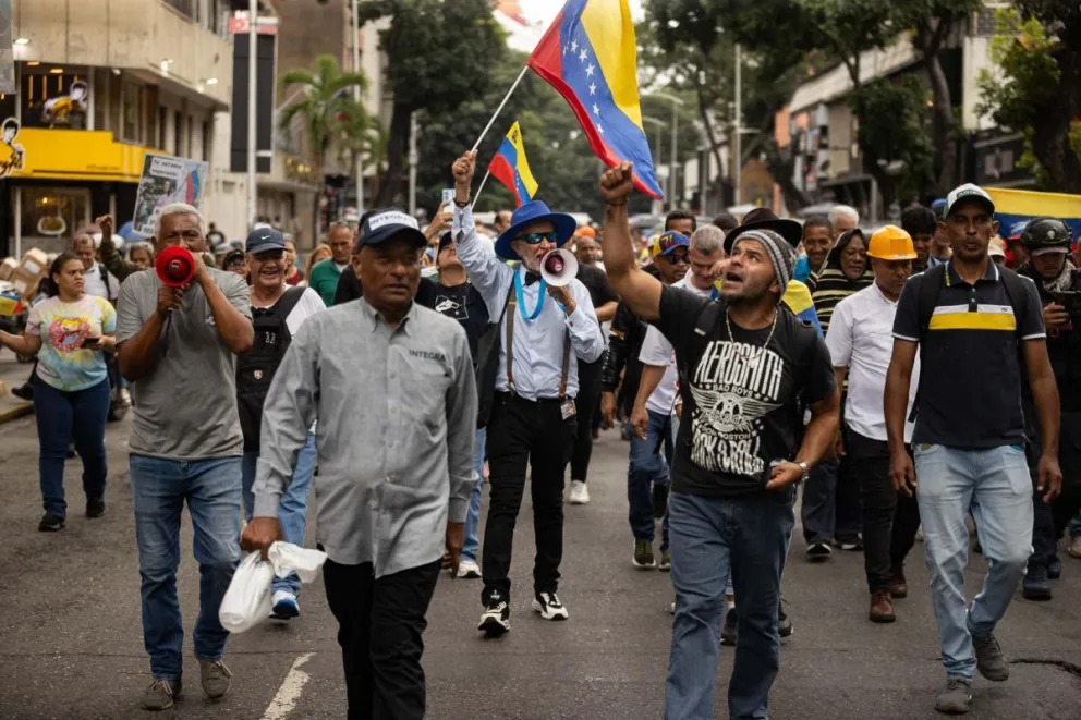 Personas se manifiestan para exigir la salida de la mandataria encargada de Venezuela, Delcy Rodríguez, pedir elecciones presidenciales y criticar la respuesta del Gobierno tras los dos terremotos de hace dos semanas, en Caracas (Venezuela). Foto: EFE