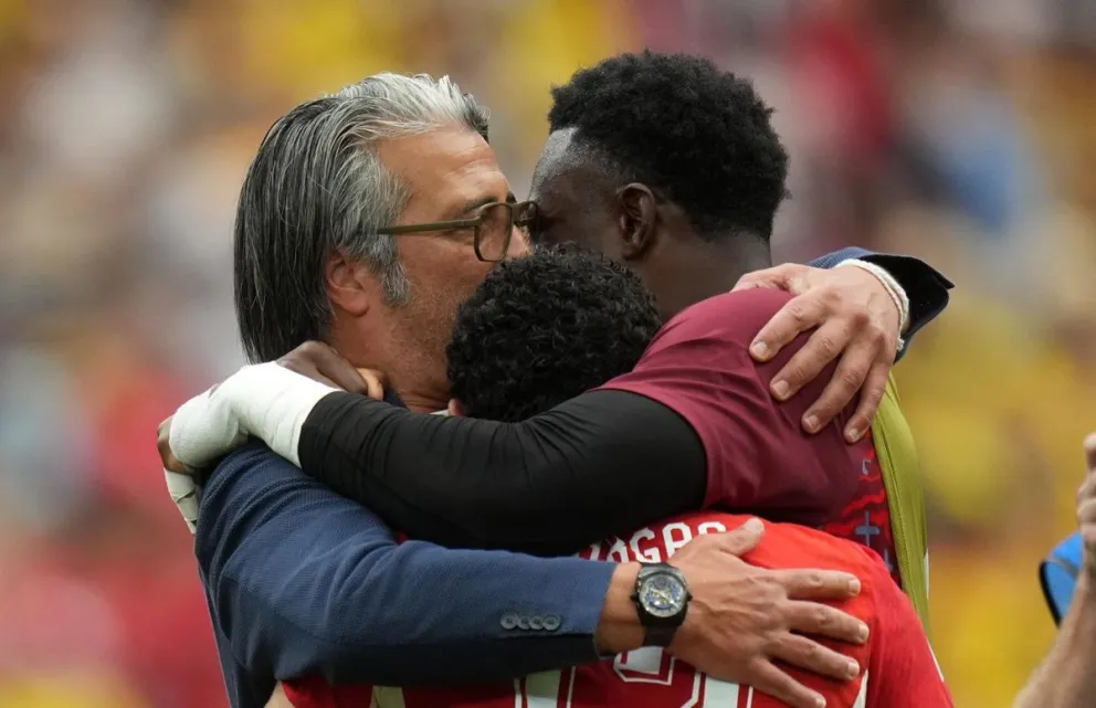 Murat Yakin (izq.), el técnico de Suiza, celebra con sus futbolistas la clasificación a cuartos. Foto: EFE