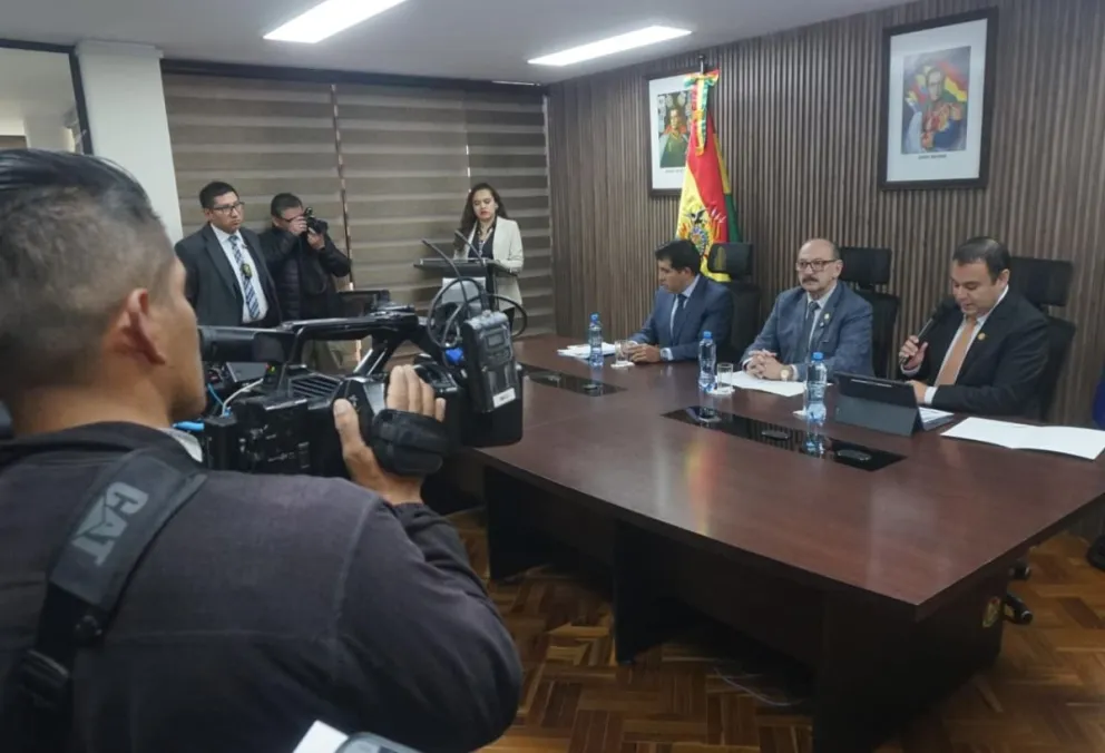 Gerente de la Gestora, Marcelo Fernández; el procurador del Estado, Hugo César León La Faye, y el Subprocurador, Roger Longaric. Foto: APG
