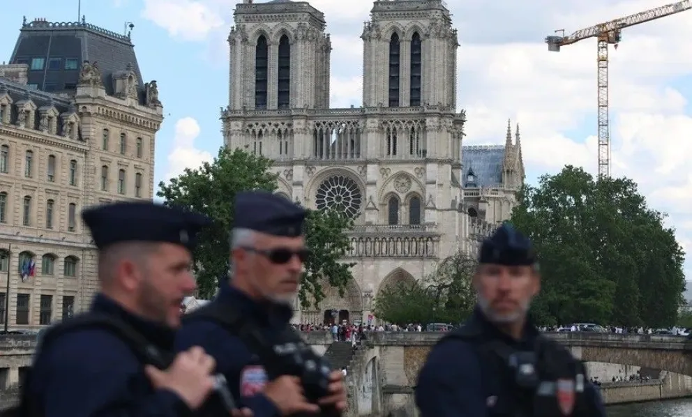 Imagen de archivo de un despliegue de seguridad en la zona de la plaza Saint-Michel, en París. Foto: EFE
