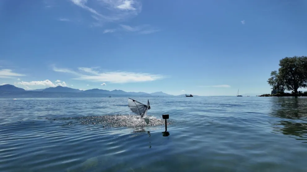 Un robot de alas batientes pasa del agua al aire en un lago natural. Fotografía facilitada por Rafael Zufferey. Foto: EFE