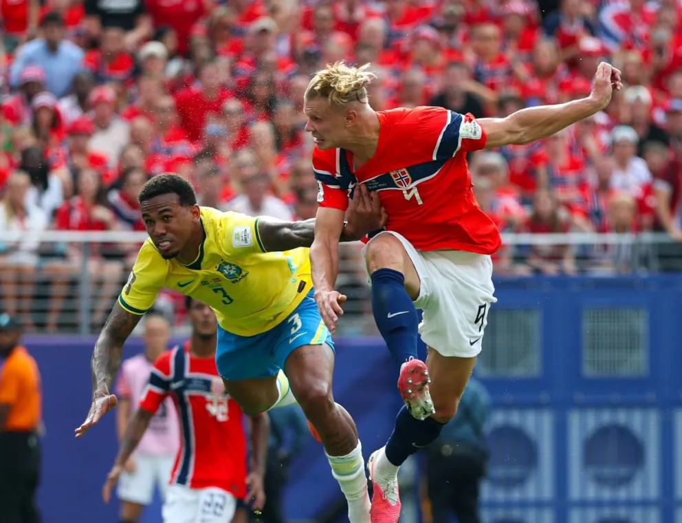 Haaland se impone en el juego aéreo a un brasileño. Foto: CMH