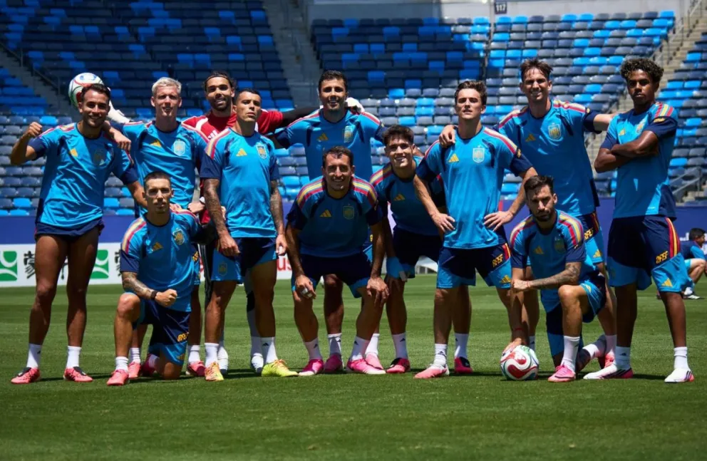 Jugadores de la Selección española a la conclusión del entrenamiento de este jueves. Foto: RFEF