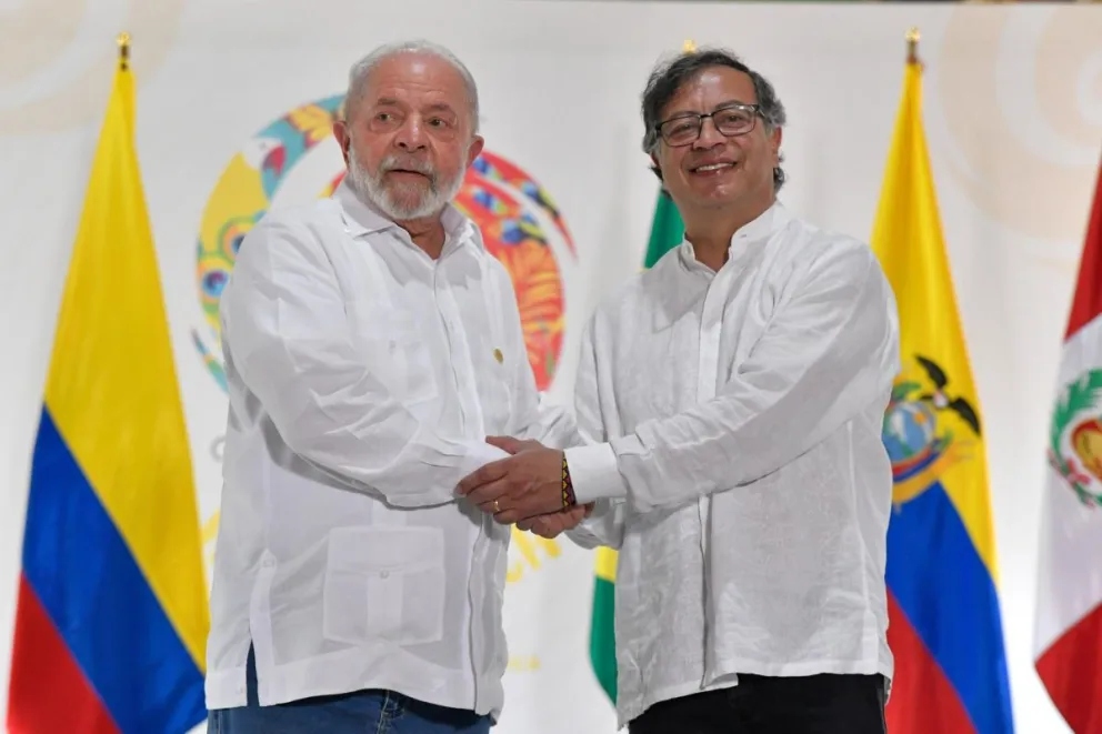Fotografía de archivo, tomada el 8 de julio de 2023, en la que se captó al presidente de Colombia, Gustavo Petro (i) al saludar a su homólogo de Brasil, Luiz Inácio Lula da Silva (i), en Leticia (Colombia). EFE