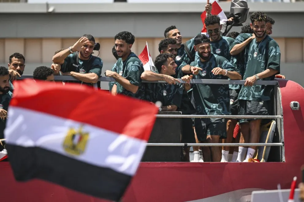 Jugadores del seleccionado egipcio saludan a los hinchas desde una movilidad. Foto: EFE