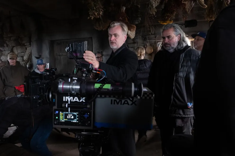 El director de cine Christopher Nolan (i) junto al director de fotografía Hoyte van Hoytema (d) durante el rodaje de la película "La Odisea". Foto: EFE