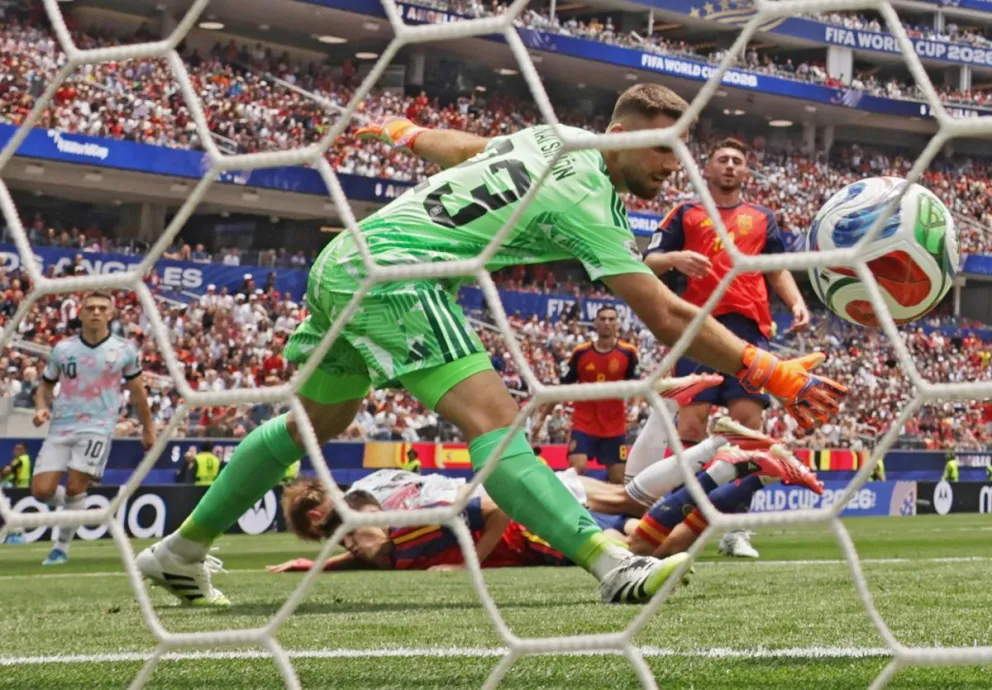 El belga Charles De Ketelaere logra el gol del empate durante el partido de cuartos de final en Los Angeles, Foto. EFE