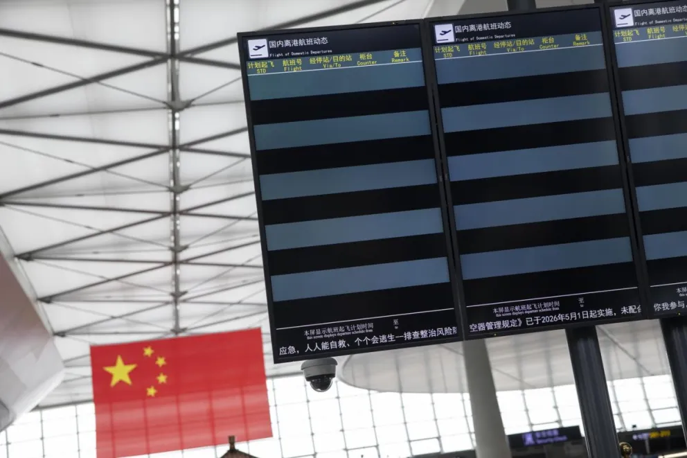 Pantallas vacías debido a los vuelos cancelados en la terminal de salidas nacionales del aeropuerto de Wenzhou ante el paso del tifón Bavi, en Wenzhou, en la provincia china de Zhejiang (sureste). Foto: EFE