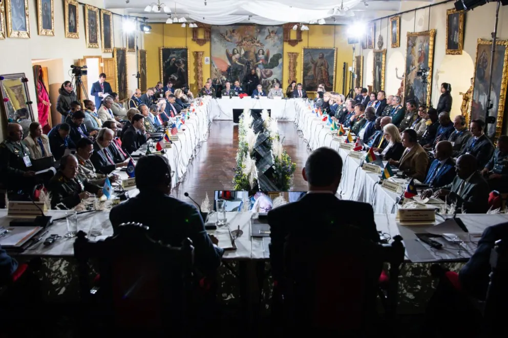 Personas participando en la decimoséptima Conferencia de Ministros de Defensa de las Américas (CMDA) Cusco (Perú). Foto: EFE