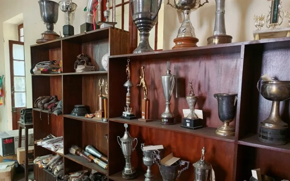 Trofeos, además de varios objetos, artículos y diferentes materiales de atletas nacionales del Siglo XX. Crédito: COB