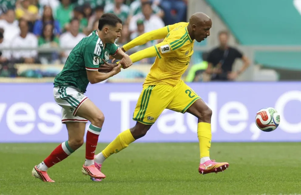 El futbolista sudafricano Jayden Adams (der.) se saca la marca de un jugador de México en el cotejo de fase de grupos. Foto: EFE