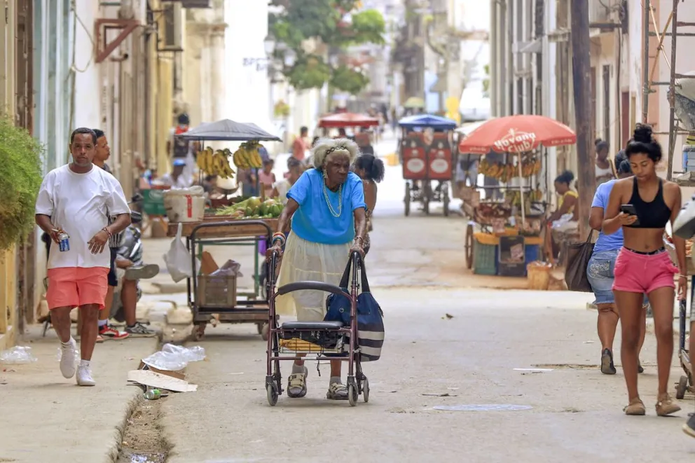 Personas caminan este jueves por una calle de La Habana (Cuba). "El declive económico de Cuba comenzó mucho antes de las últimas sanciones de EE.UU. Foto: EFE