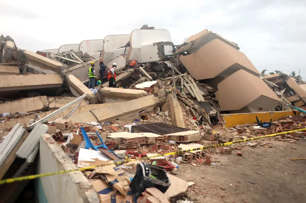 Voluntarios participan en labores de búsqueda y rescate en Venezuela. Foto: EFE