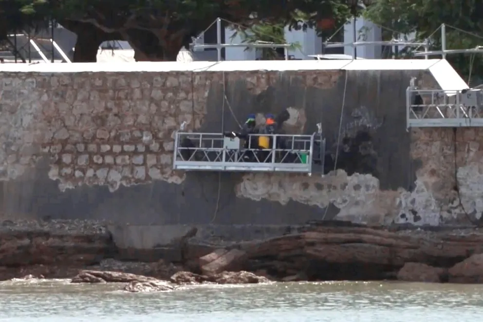 Captura de video muestra la Muralla Colonial de la Punta Chiriquí, en el Casco Antiguo de Ciudad de Panamá. VIdeo: EFE