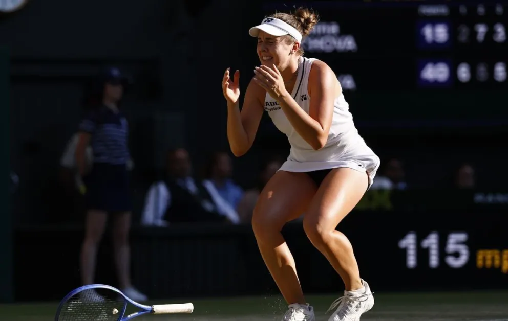 La jugadora checa Linda Noskova celebra su victoria en Wimbledon tras derrotar a su compatriota Karolina Muchova. Foto: EFE