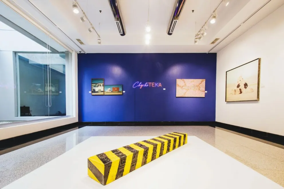 La exposición propone un diálogo entre la producción artística contemporánea y la reflexión crítica sobre el presente. 