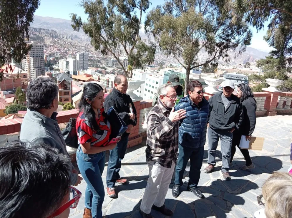 Diputados y vecinos durante la inspección realizada el viernes.  