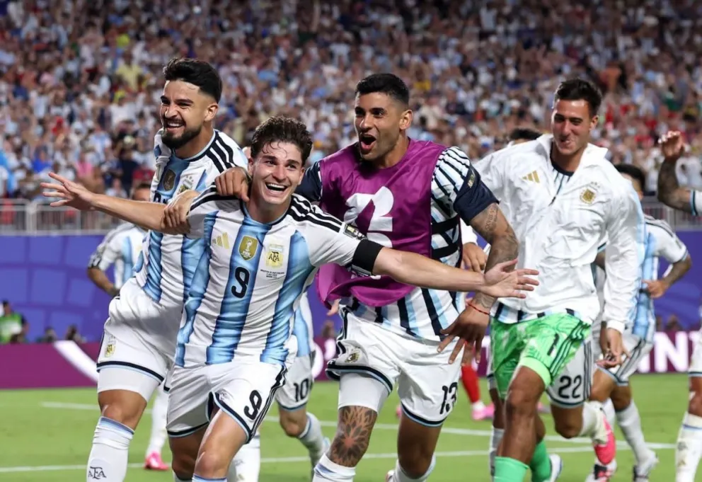 Julián Álvarez (9) y sus compañeros festejan el segundo gol de Argentina frente a Suiza. Foto: FIFA