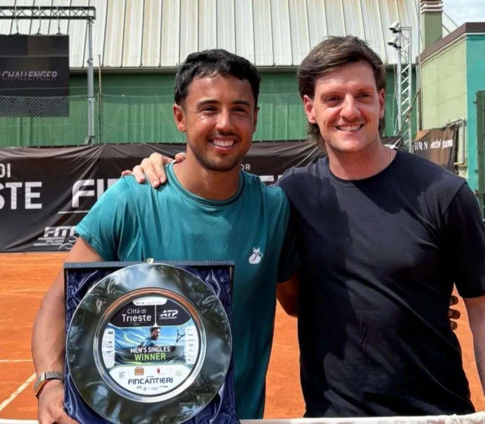 Dellien (izq.), con su título de campeón en Italia. Foto: Challenger de Trieste.