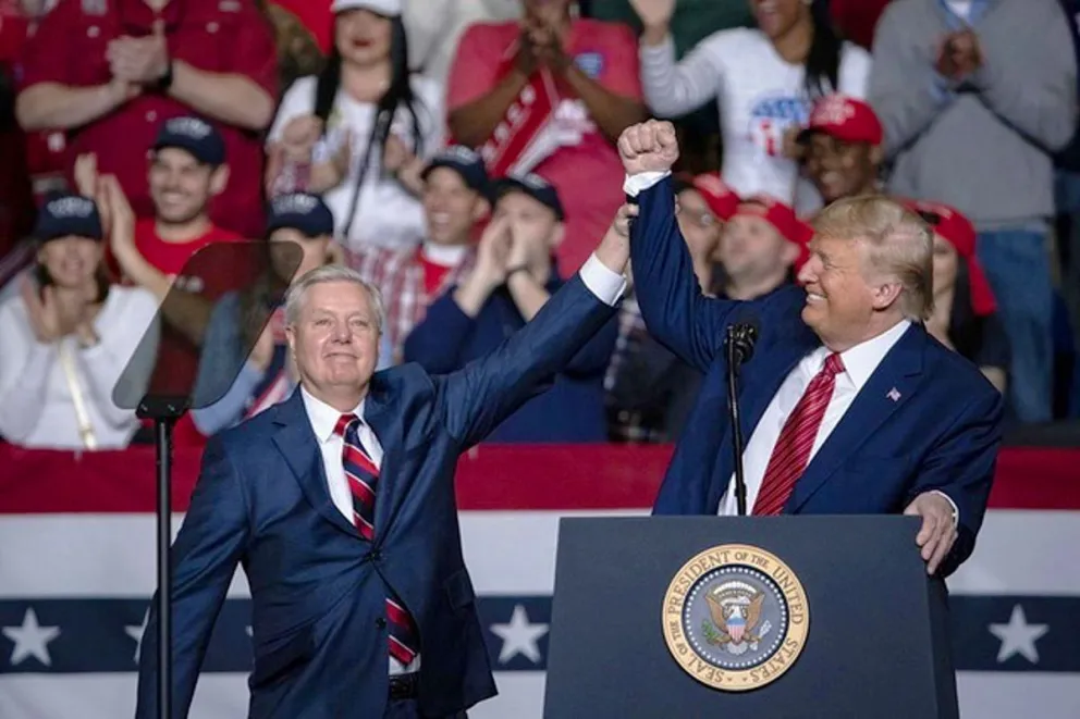 El presidente de Estados Unidos, Donald Trump (dcha.), saluda al senador republicano Lindsey Graham (izq.), durante un mitin de campaña en Carolina del Sur. Foto: EFE