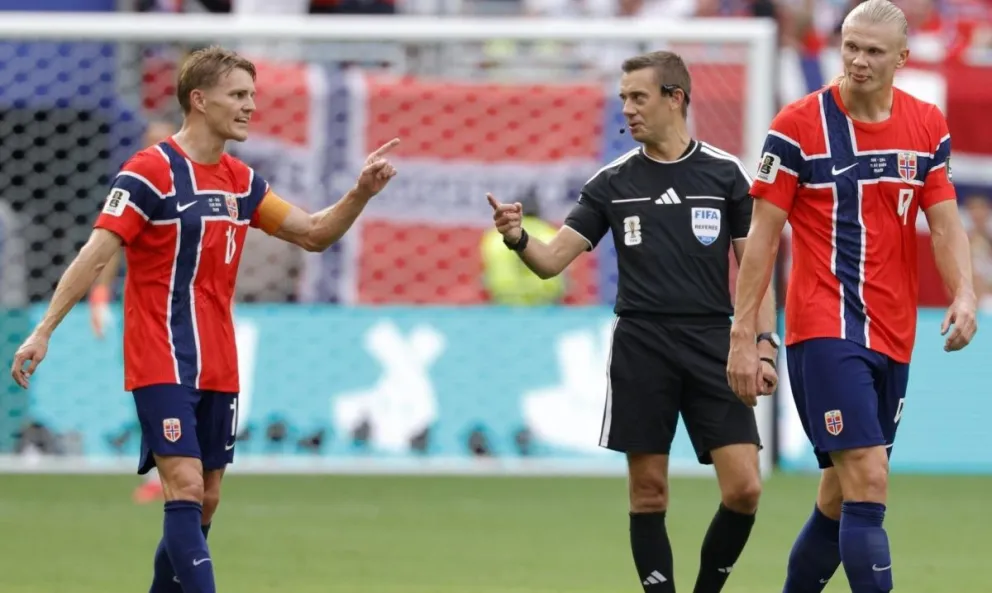 Martin Odegaard (izq.) le reclama al árbitro Clement Turpin durante el partido de cuartos del Mundial que se jugó en Miami. Foto: EFE