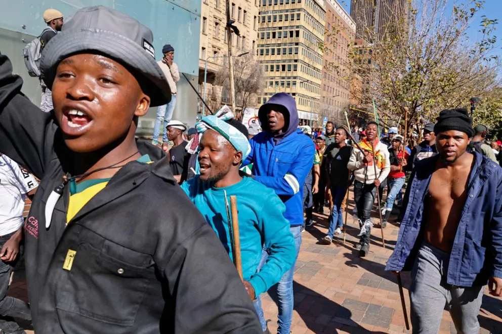 Miembros de la comunidad zulú participan en una marcha contra inmigrantes en situación irregular durante un paro nacional antinmigrante en Johannesburgo, Sudáfrica. Foto: EFE