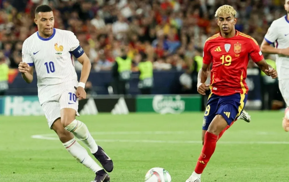 Lamine Yamal (der.) y Kylian Mbappé, en el último España-Francia de 2025. Foto: EFE