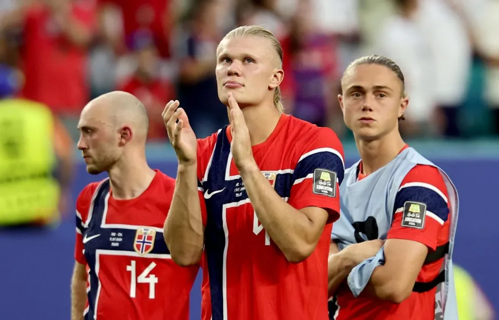 El delantero noruego Erling Haaland aplaude a los aficionados tras la derrota de Noruega ante Inglaterra. Foto: EFE