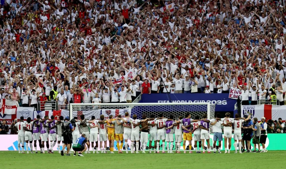 Los jugadores de Inglaterra celebran con sus aficionados. Foto: EFE.