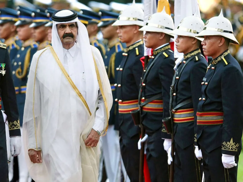 Imagen de archivo del exemir de Catar, Hamad bin Khalifa Al Thani, durante una visita de Estado a Filipinas en abril de 2012. Foto EFE