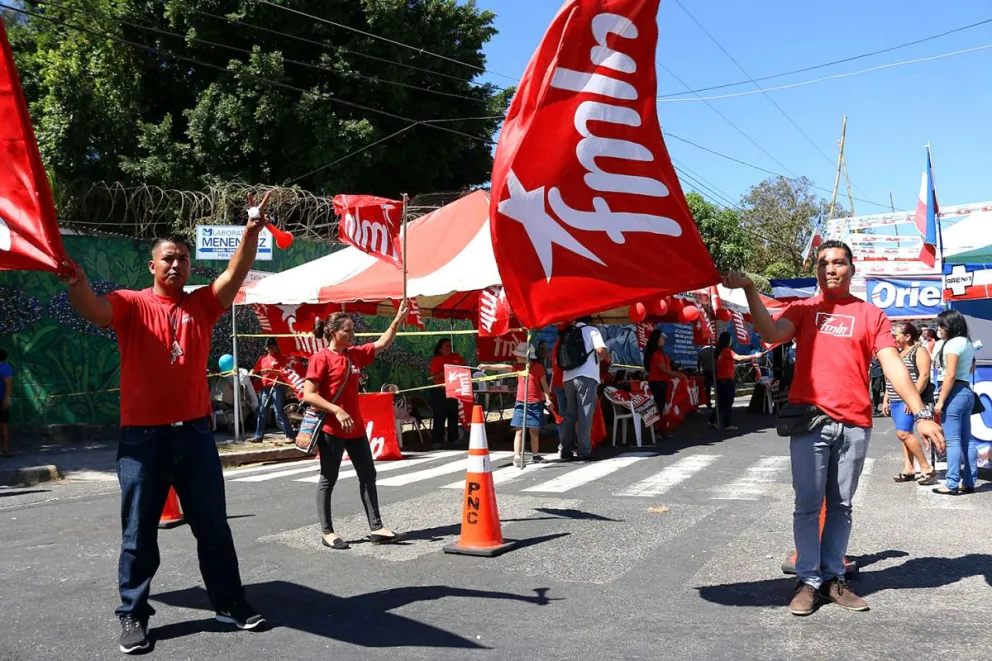 Fotografía de archivo en la que se captó a un grupo de seguidores del Frente Farabundo Martí para la Liberación Nacional (FMLN), en San Salvador. Foto: EFE