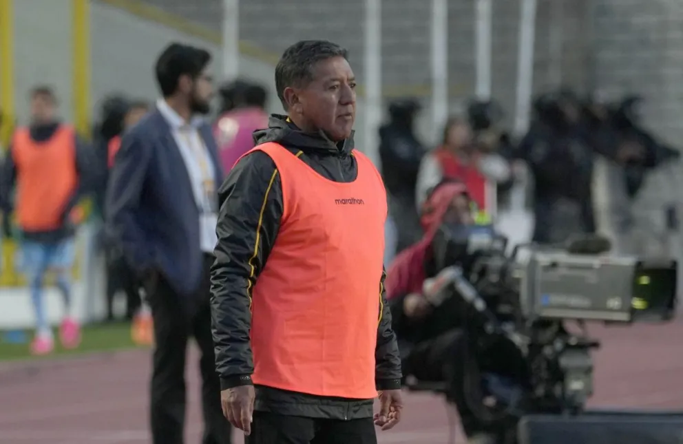 Sixto Vizuete observa el desempeño de sus jugadores en el clásico con Boplívar. Foto: APG